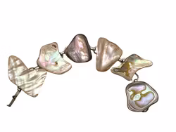 Bransoletka z wyrazistymi, naturalnymi, lśniącymi elementami muszli i białymi metalowymi ogniwami