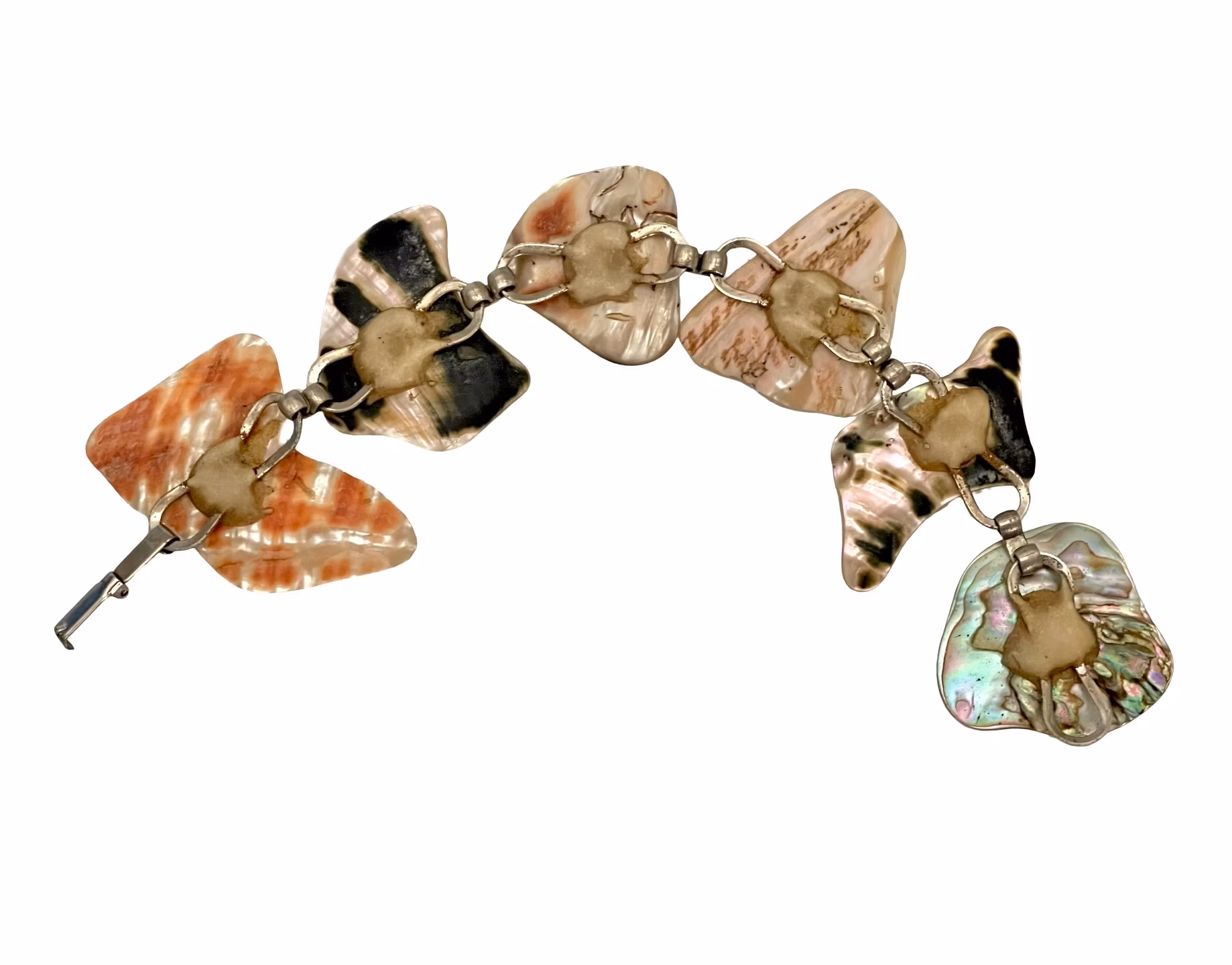 Statementarmband med naturliga skimrande snäckdelar & vitt metallänkar