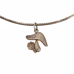 Hopeinen kaulakoru, jossa sieni- ja kukkariipus