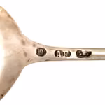 Antik dansk silversked med fyrkantigt, dekorerat skaft