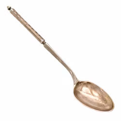 Antikk dansk sølvskje med firkantet, dekorert håndtak