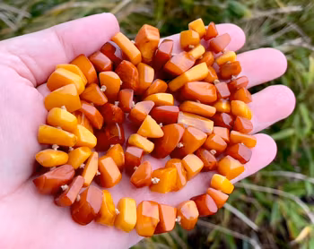 Antyczny naszyjnik z bursztynu bałtyckiego - ręcznie polerowane elementy w kolorze miodowym i koniakowym