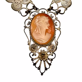 Antyczny filigranowy naszyjnik z kameą i niebieskimi kamieniami – eleganckie dzieło, początek XX wieku