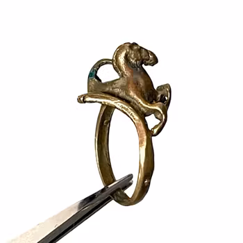 Antik ring - Tidig medeltid (ca 500-900 e.Kr.) - Hästmotiv - Brons/mässing