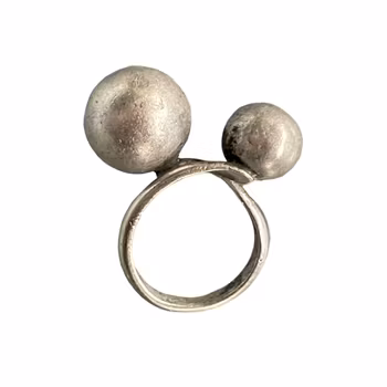 Ręcznie wykonany pierścionek ze srebra próby 925 z dwiema kulkami – wzór rzeźbiarski