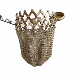 Sac à main ancien / petit sac orné d'une fine chaînette.