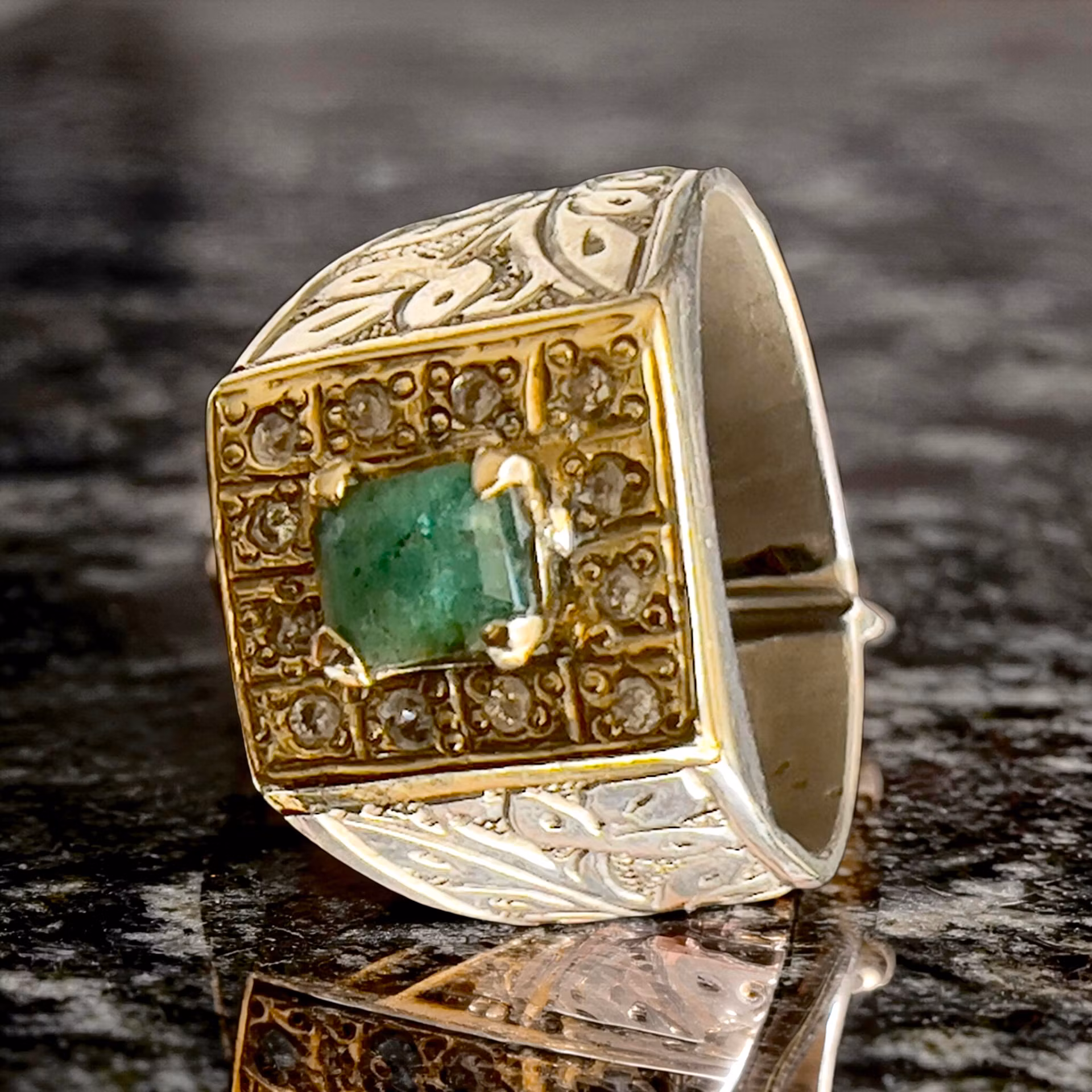 Elegant vintage silverring med naturlig smaragd