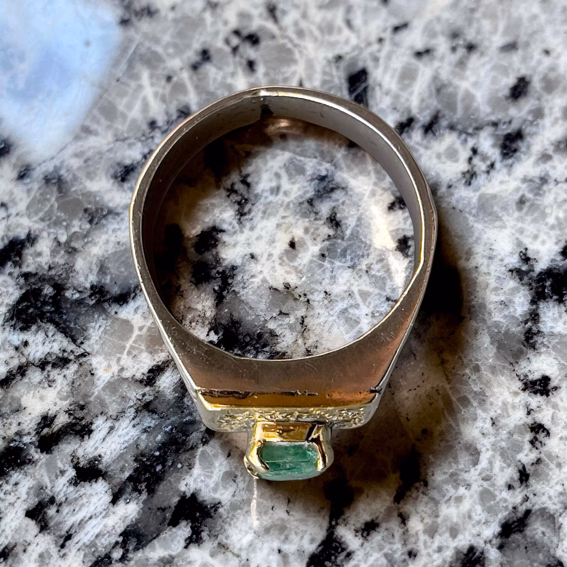 Elegant vintage silverring med naturlig smaragd