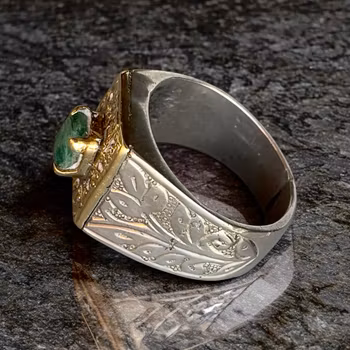 Elegantti vintage-hopeasormus luonnonsmaragdilla