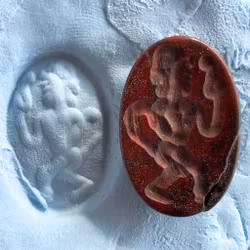 Cabochon antico inciso a mano in diaspro rosso - Rilievo scultoreo