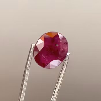 Rubin naturalny - 2,65 karata - szlif owalny