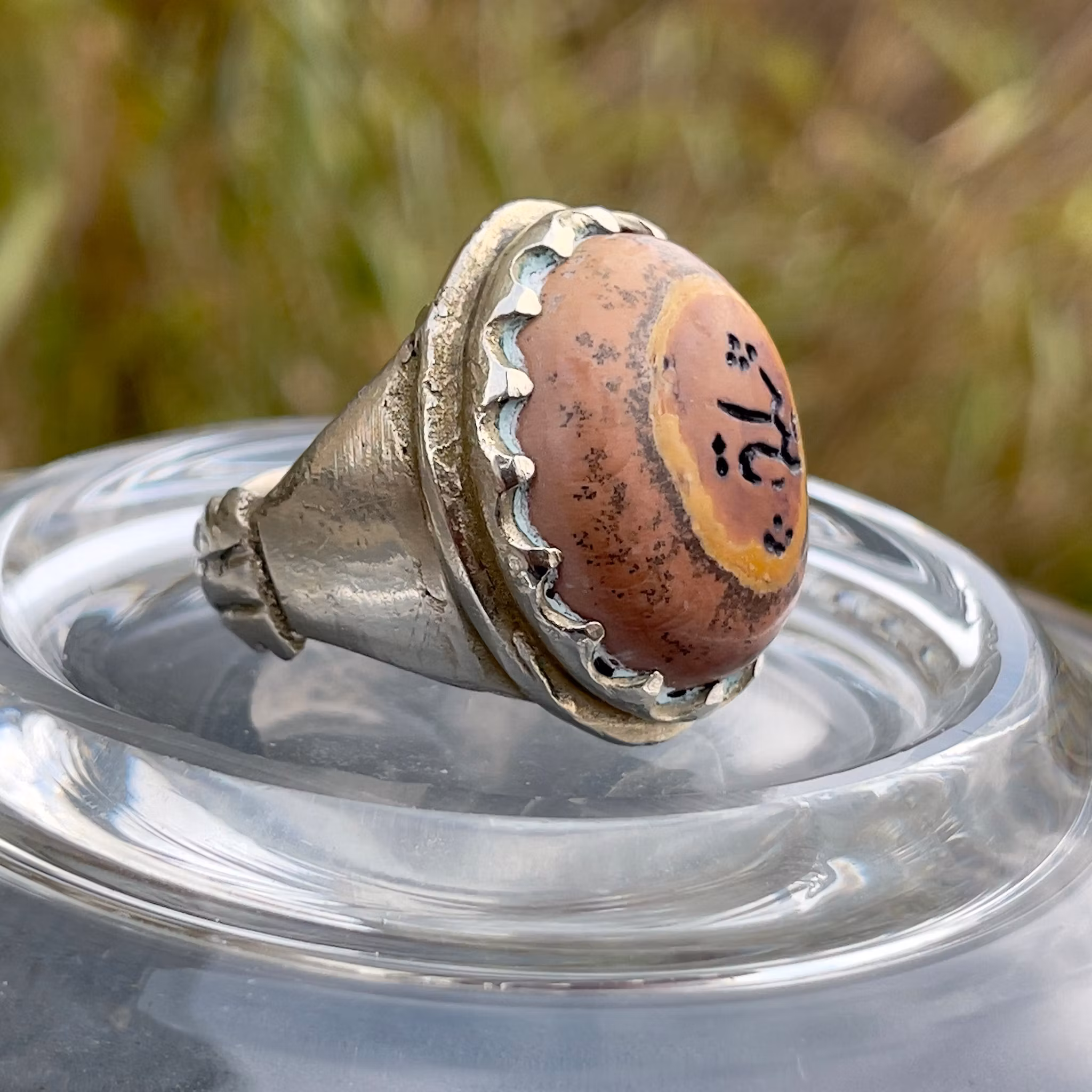 Antik ring i vitmetall med graverad agat (Ya Allah)