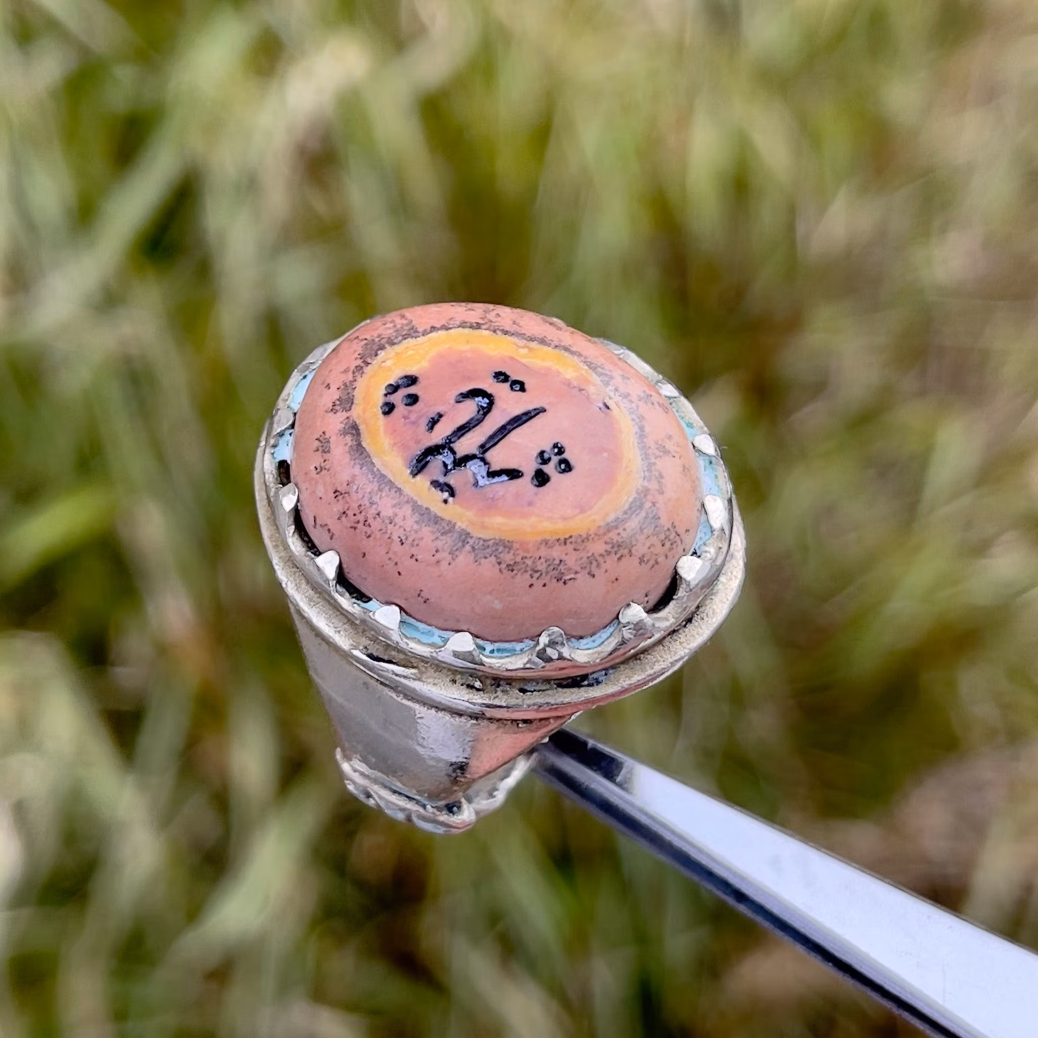 Antik ring i vitmetall med graverad agat (Ya Allah)