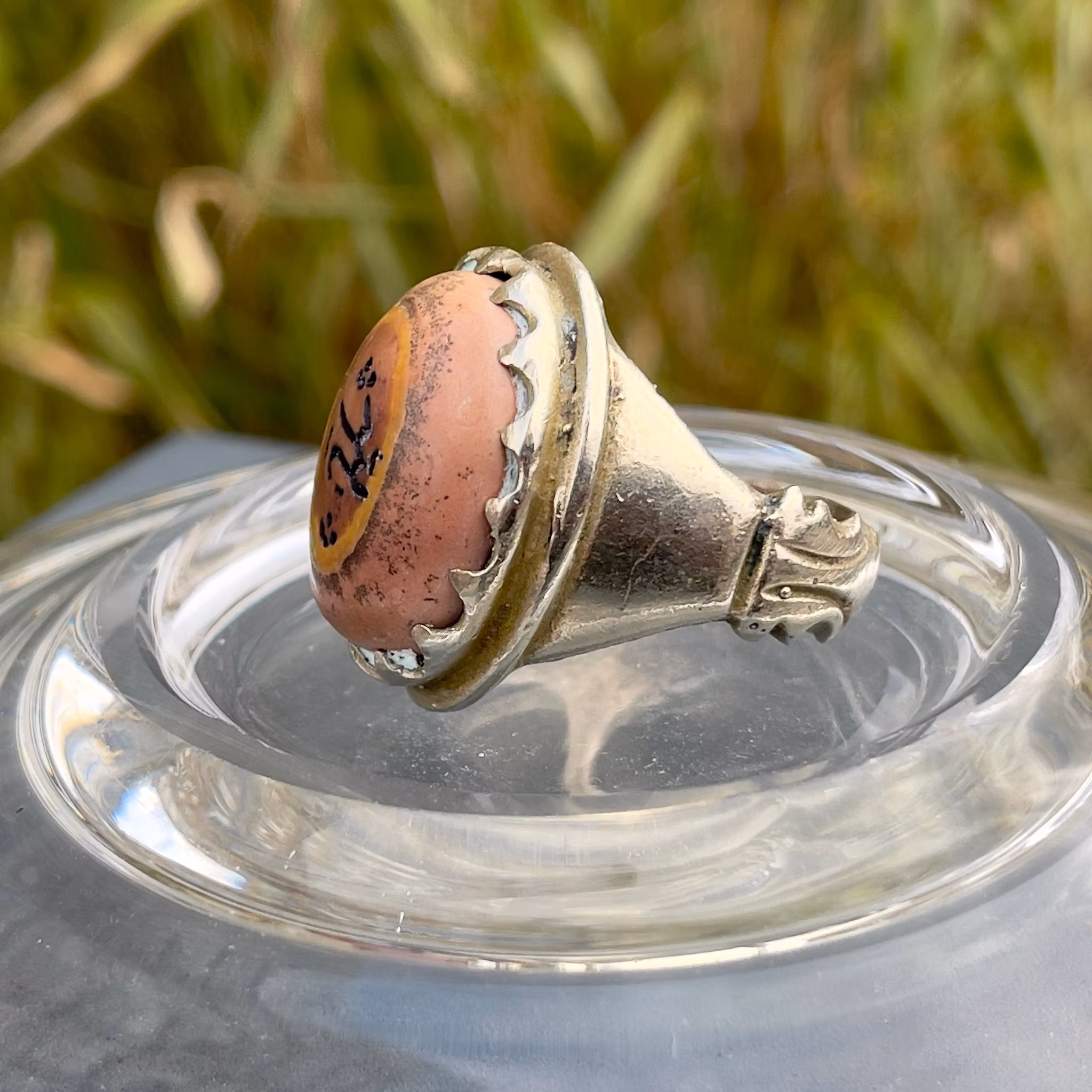 Antik ring i vitmetall med graverad agat (Ya Allah)