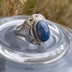 Heavy antique sterling silver ring with approx. 8 ct natural sapphire - unique design