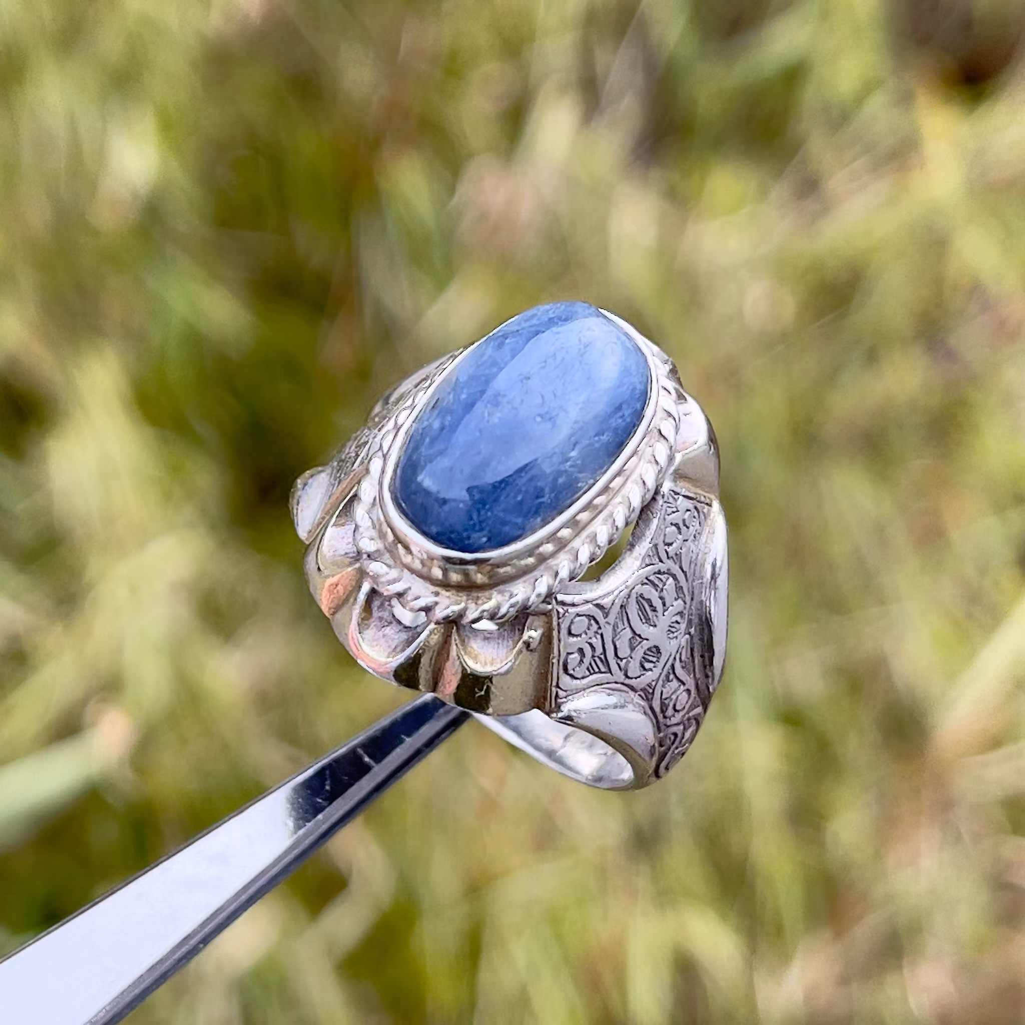 Kraftig antik sterling silverring med ca 8 ct naturlig safir – unik design