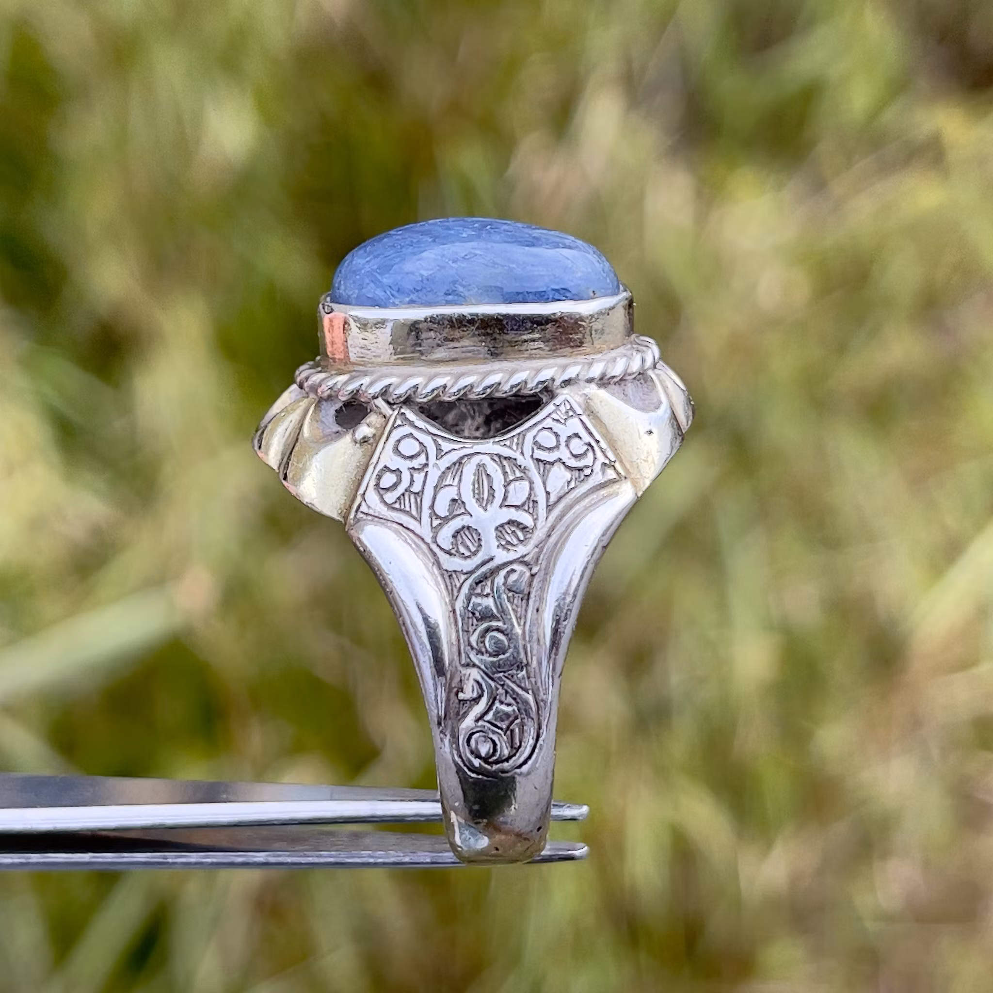 Kraftig antik sterling silverring med ca 8 ct naturlig safir – unik design