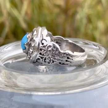Vintage-hopeasormus, jossa noin 2,6 karaatin Nishapuri-turkoosi - Käsin kaiverrettu sormus