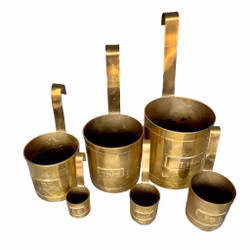 Vakkert vintage målesett i messing - klassiske kjøkkenmål (desiliter / centiliter / liter)