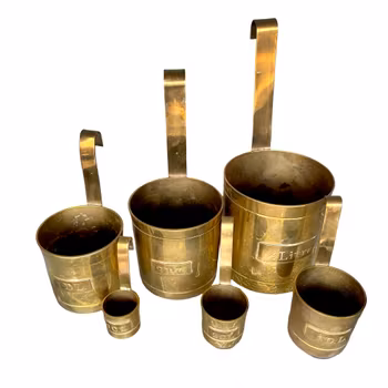 Vakkert vintage målesett i messing - klassiske kjøkkenmål (desiliter / centiliter / liter)