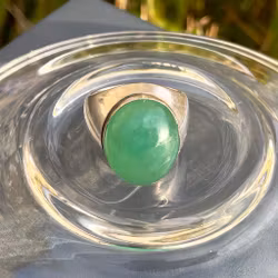 Srebrny pierścionek vintage z dużym zielonym kamieniem o masie 26 karatów – kamień o szlifie kaboszonowym
