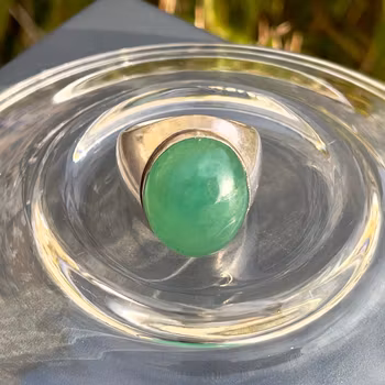 Srebrny pierścionek vintage z dużym zielonym kamieniem o masie 56 ct – kamień o szlifie kaboszonowym