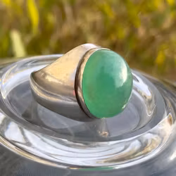 Srebrny pierścionek vintage z dużym zielonym kamieniem o masie 26 karatów – kamień o szlifie kaboszonowym