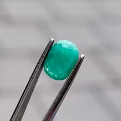 Natural emerald 1.10 ct - Oval facet cut loose gemstone