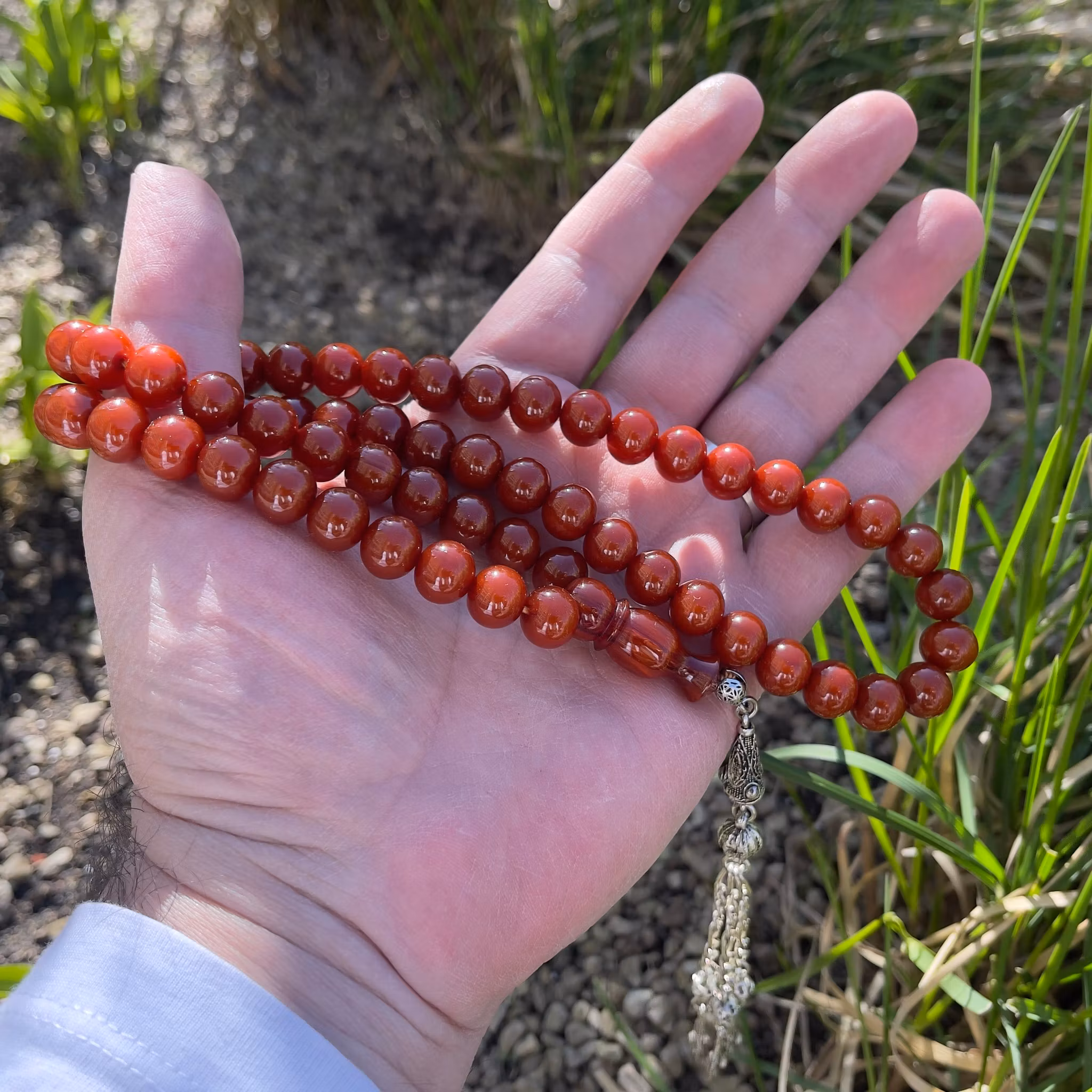 Gammalt radband i röd bakelit - 61 pärlor - 65 g
