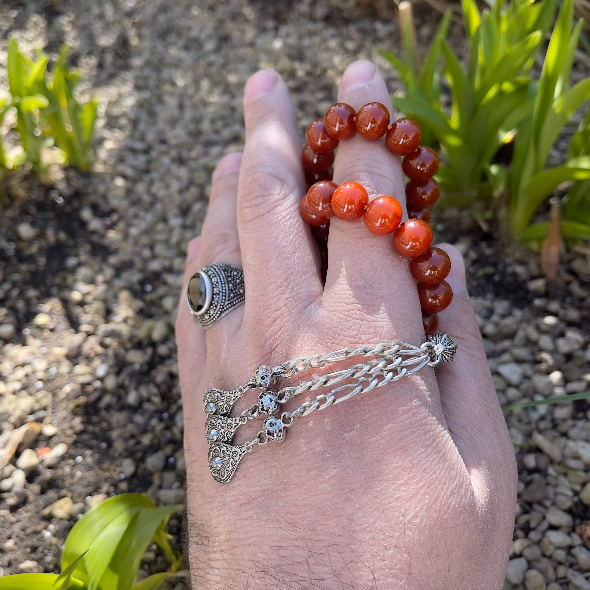 Gammalt radband i röd bakelit - 61 pärlor - 65 g