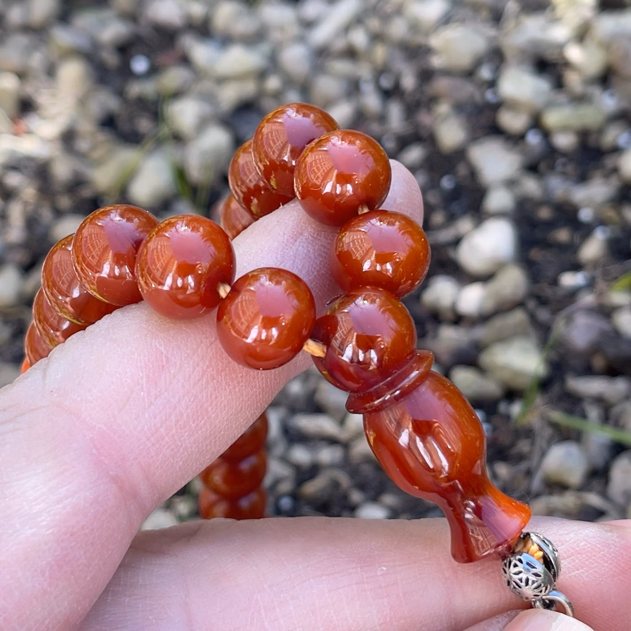 Gammalt radband i röd bakelit - 61 pärlor - 65 g