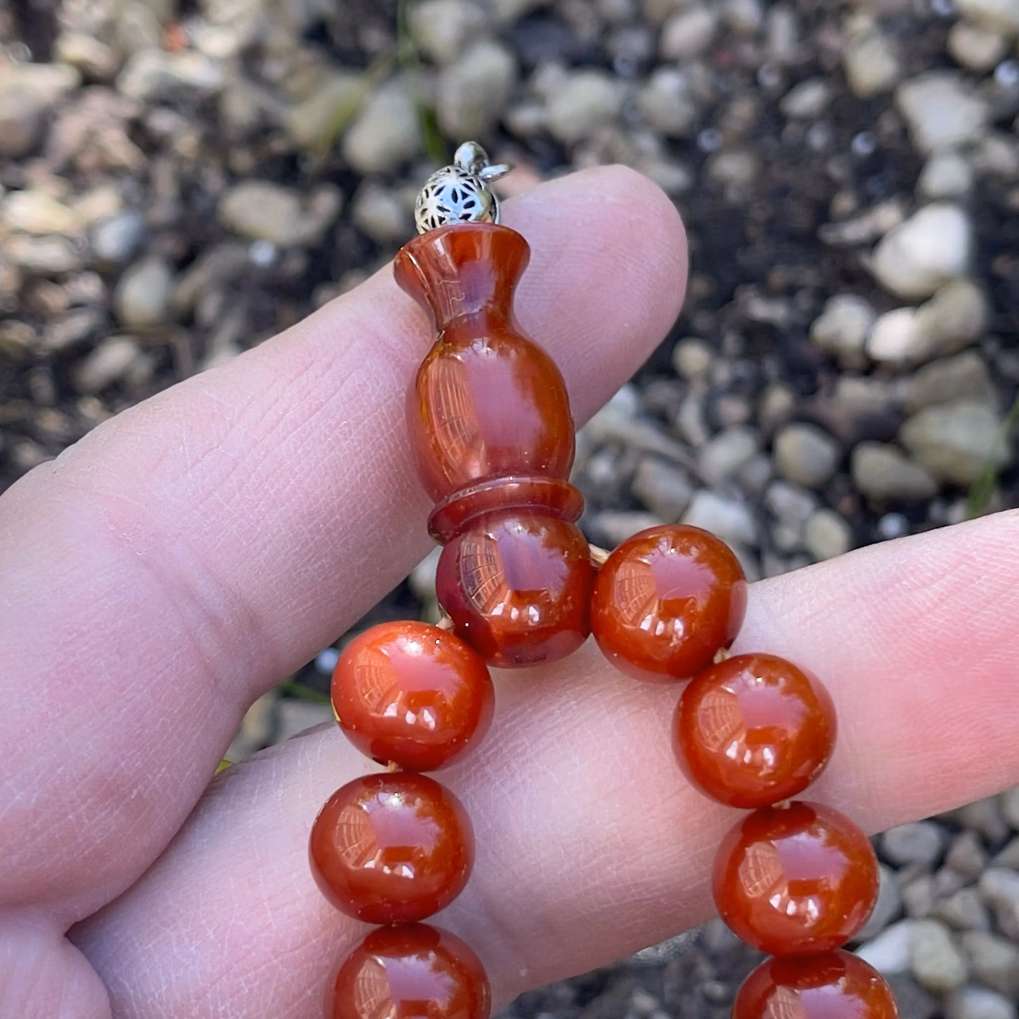 Gammalt radband i röd bakelit - 61 pärlor - 65 g