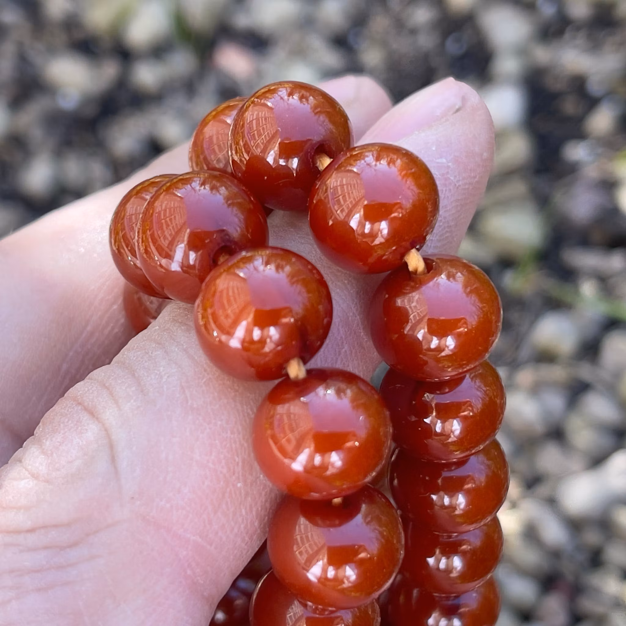 Gammalt radband i röd bakelit - 61 pärlor - 65 g