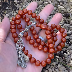 Alter Rosenkranz aus rotem Bakelit – 61 Perlen – 65 g