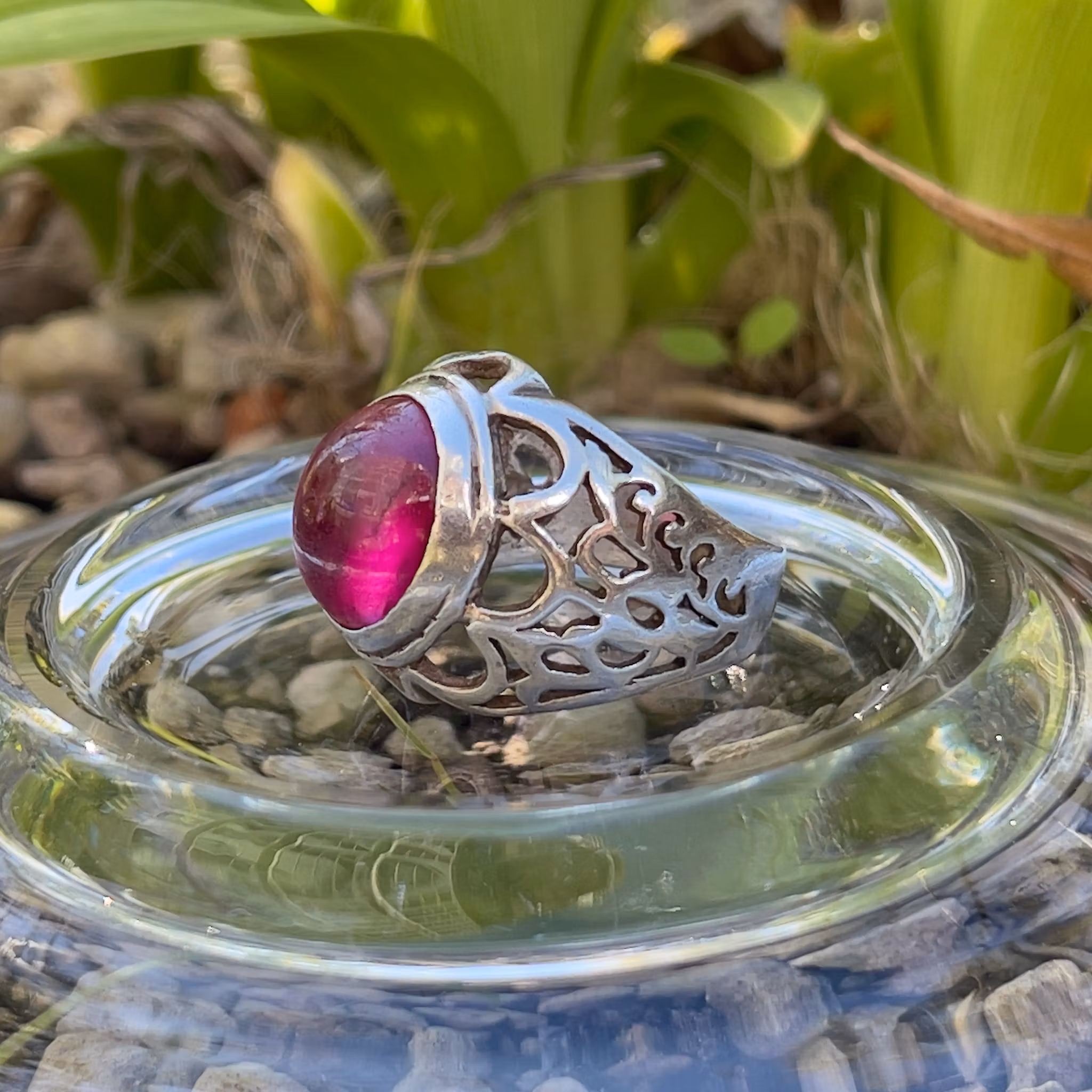 Ring i silver med röd cabochon sten - Dekorativ & Unik