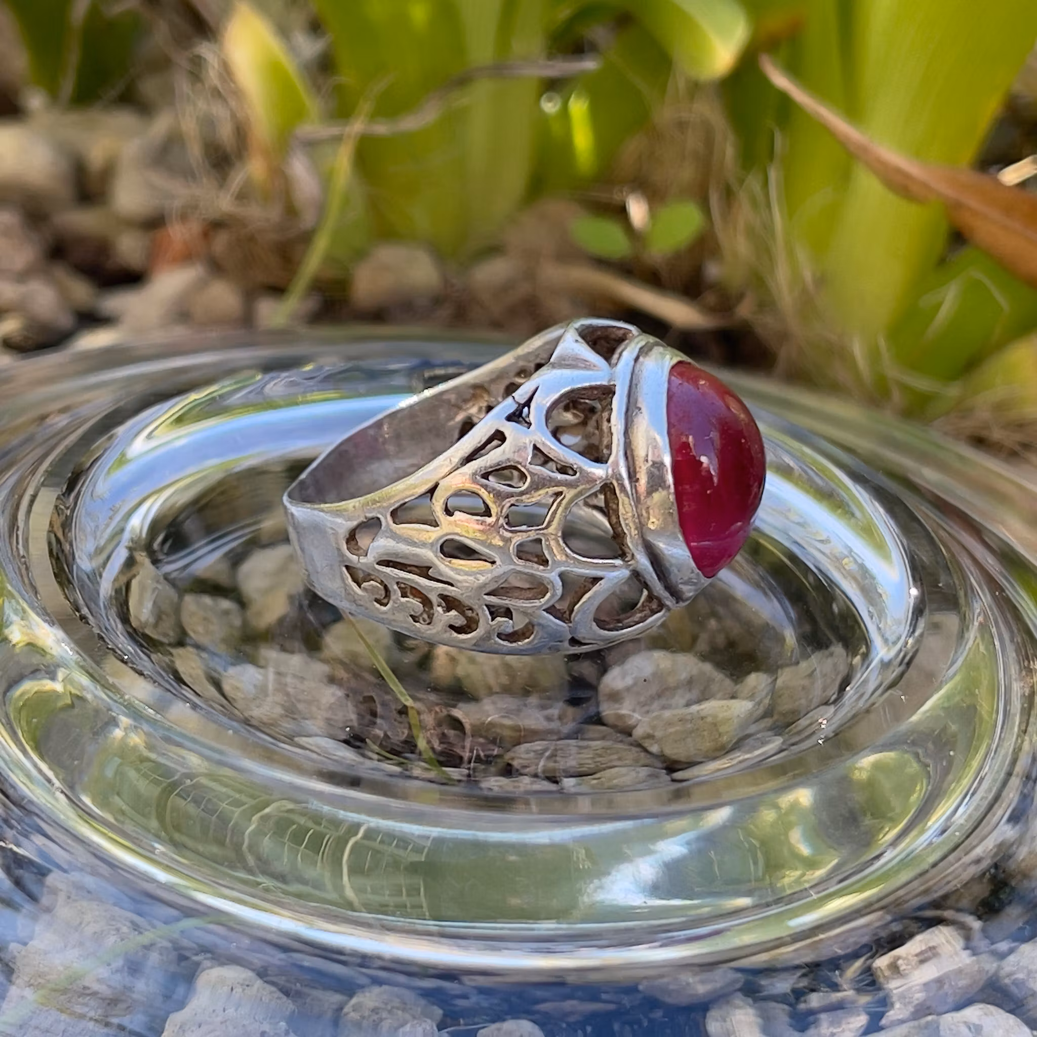 Ring i silver med röd cabochon sten - Dekorativ & Unik