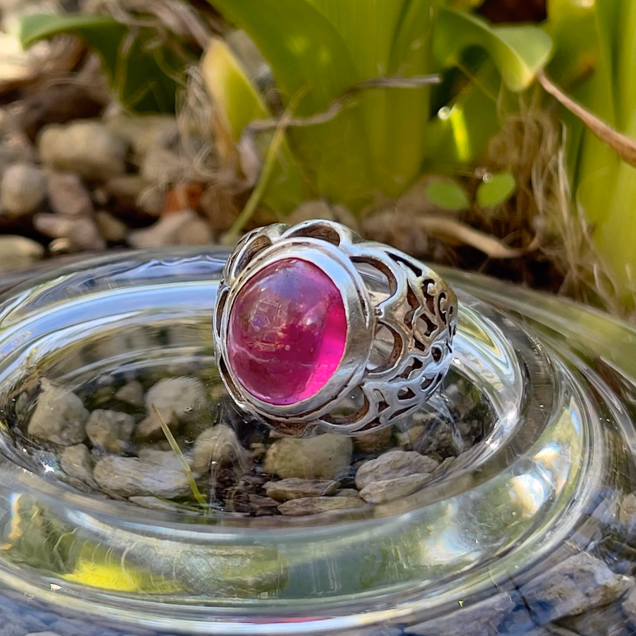 Ring i silver med röd cabochon sten - Dekorativ & Unik