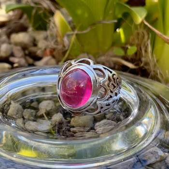 Ring i silver med röd cabochon sten - Dekorativ & Unik