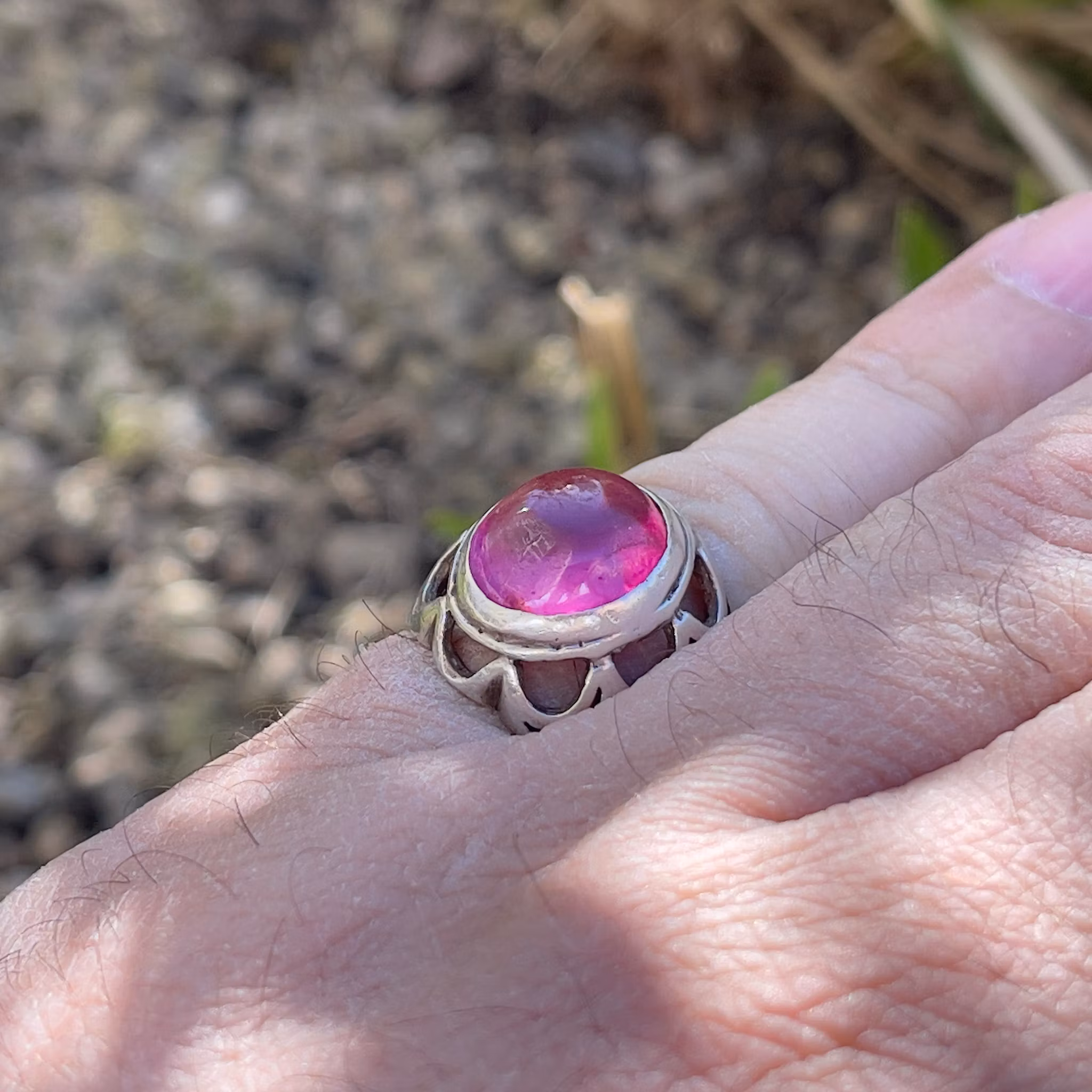 Ring i silver med röd cabochon sten - Dekorativ & Unik