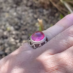 Anello in argento con pietra cabochon rossa - Decorativo e unico