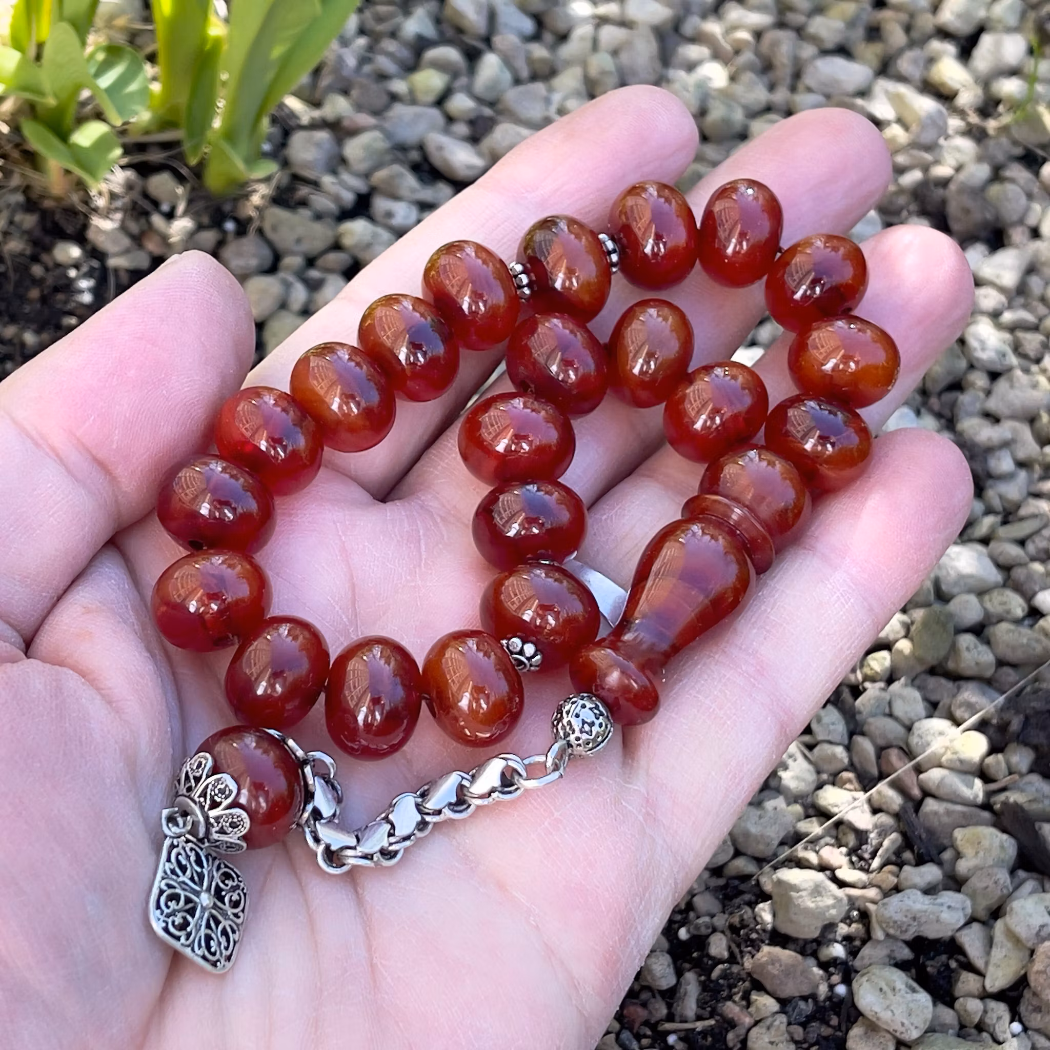 Vackert vintage radband i röd bakelit - 21 pärlor - 45 g