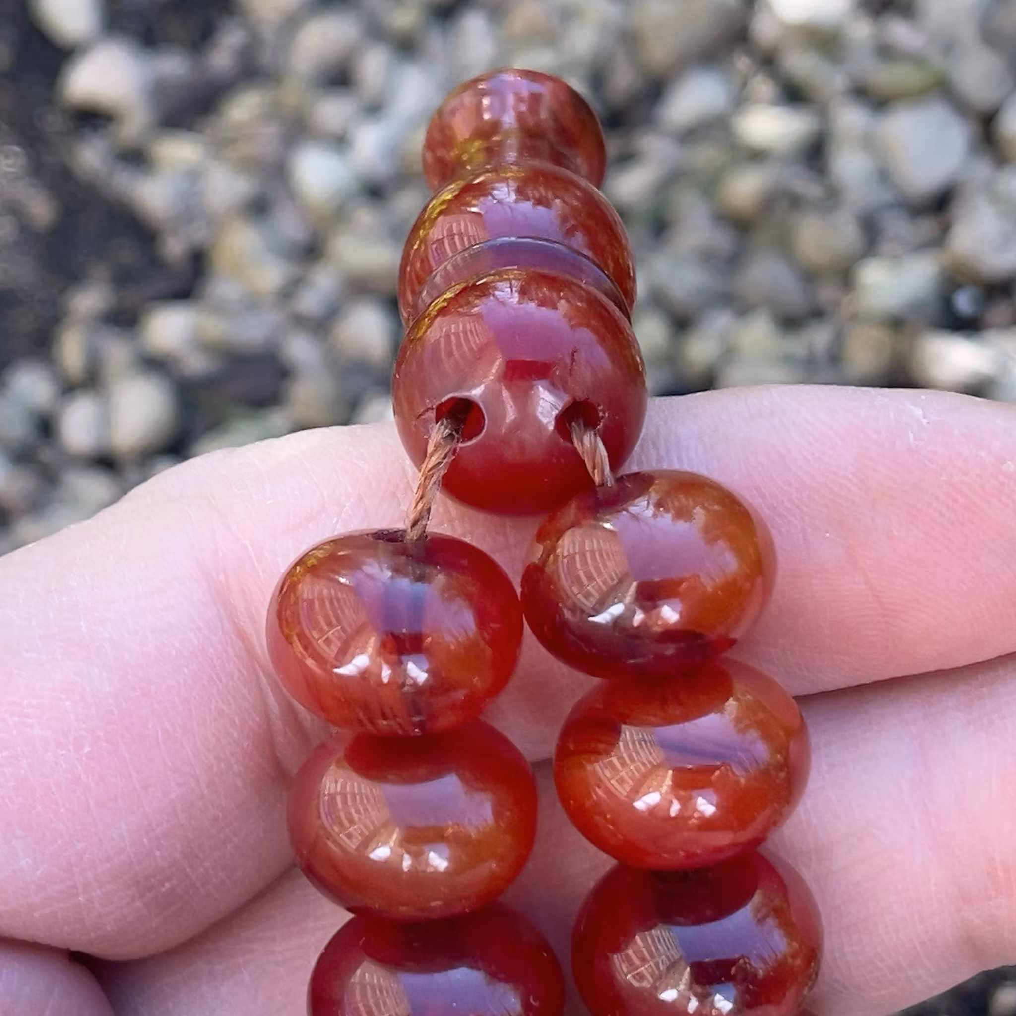 Vackert vintage radband i röd bakelit - 21 pärlor - 45 g