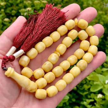 Vintage radband i naturlig pressad baltisk vit bärnsten - 33 pärlor - ca 47 g