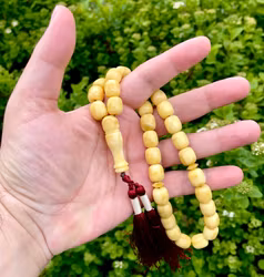 Vintage radband i naturlig pressad baltisk vit bärnsten - 33 pärlor - ca 47 g