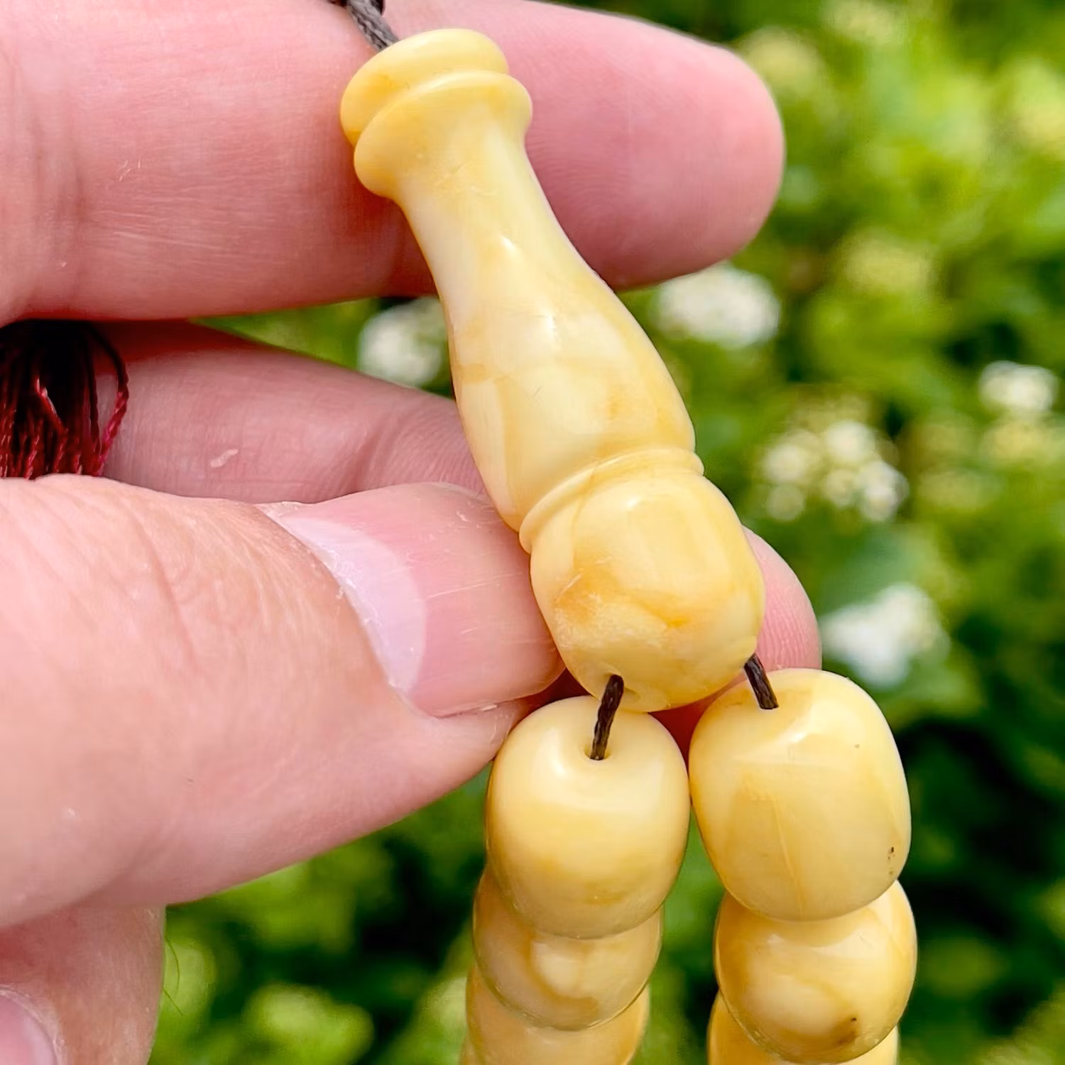 Vintage radband i naturlig pressad baltisk vit bärnsten - 33 pärlor - ca 47 g