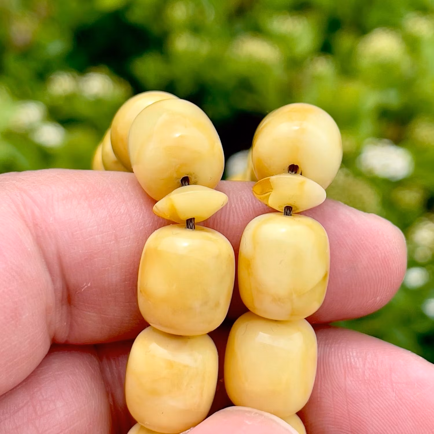 Vintage radband i naturlig pressad baltisk vit bärnsten - 33 pärlor - ca 47 g