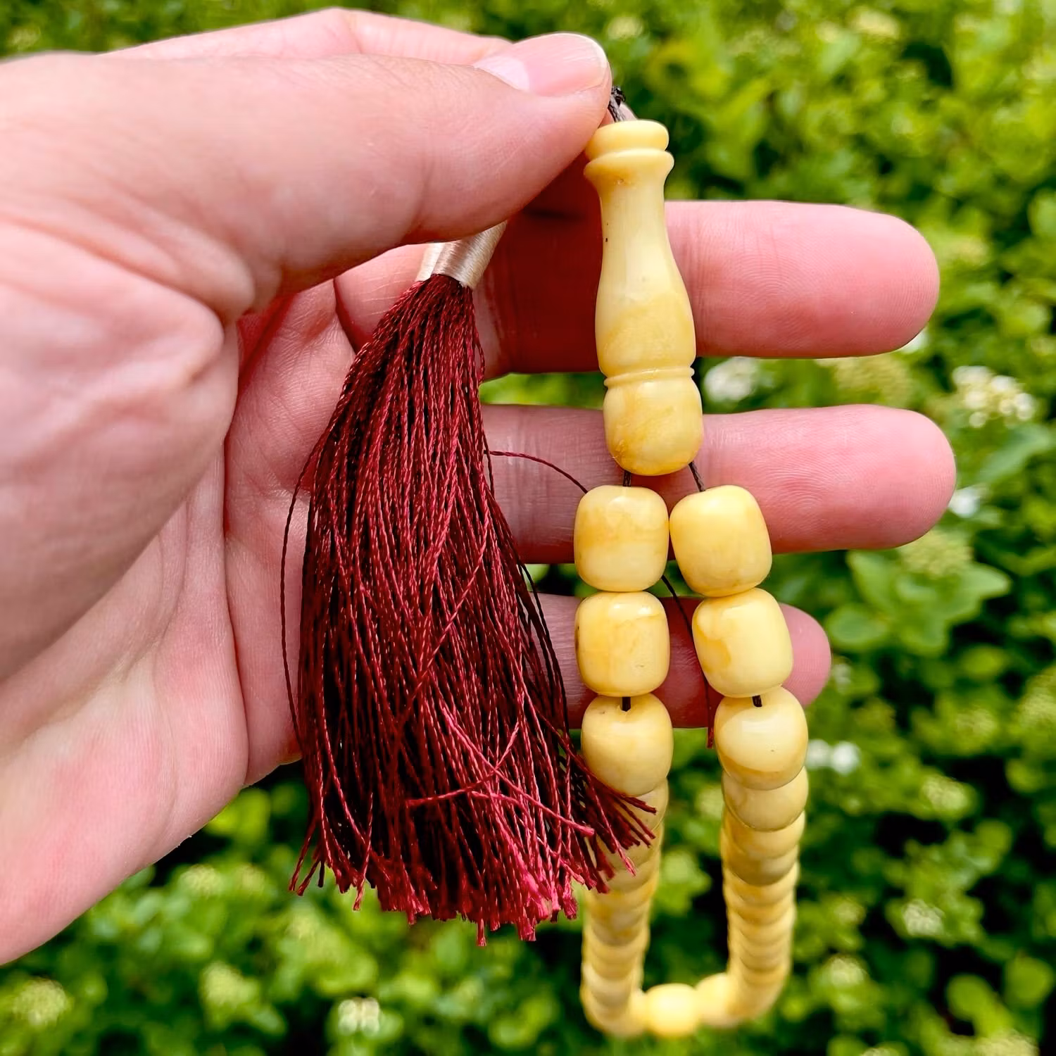 Vintage radband i naturlig pressad baltisk vit bärnsten - 33 pärlor - ca 47 g