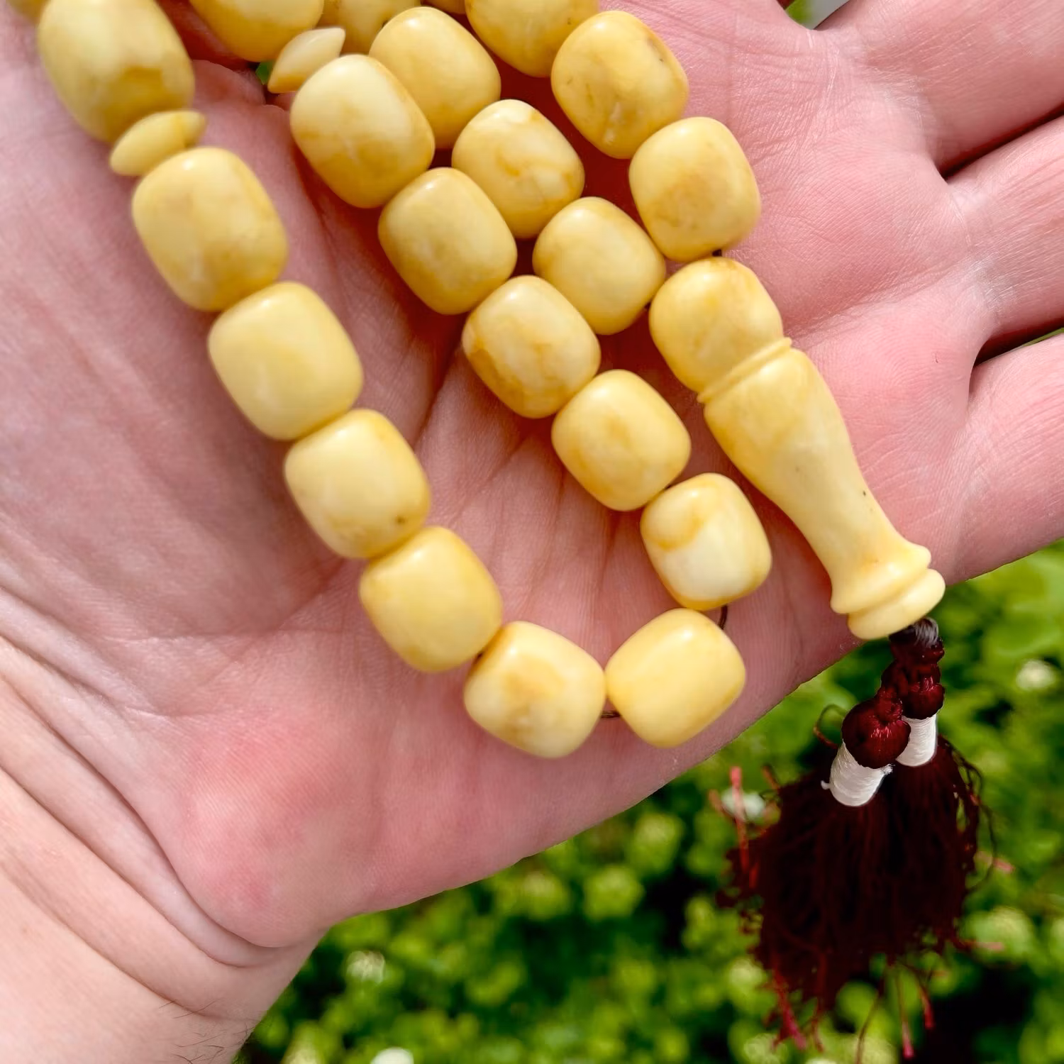 Vintage radband i naturlig pressad baltisk vit bärnsten - 33 pärlor - ca 47 g