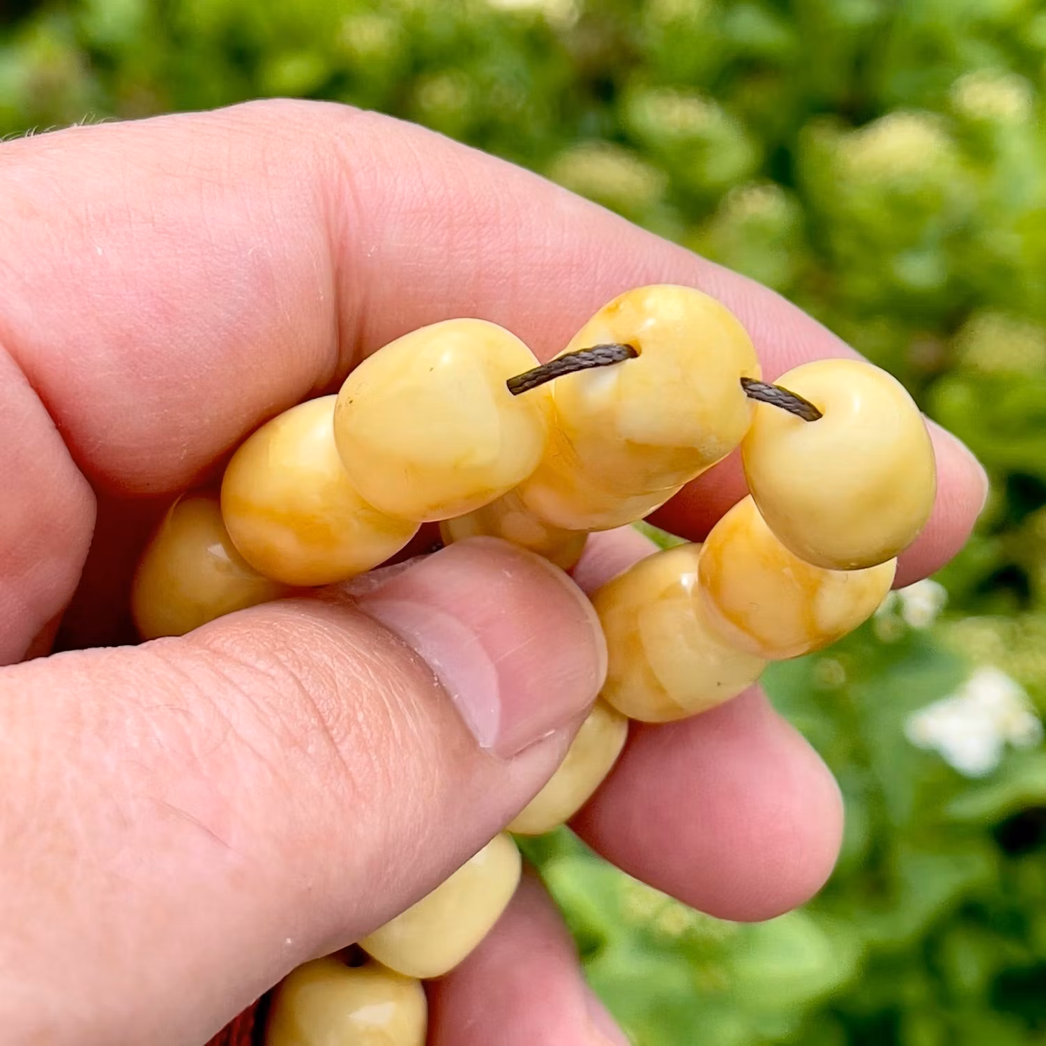 Vintage radband i naturlig pressad baltisk vit bärnsten - 33 pärlor - ca 47 g