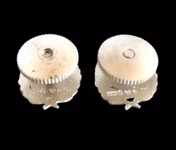 2 st International Harvester (IH) silvermärken - Äkta silver, stämplade